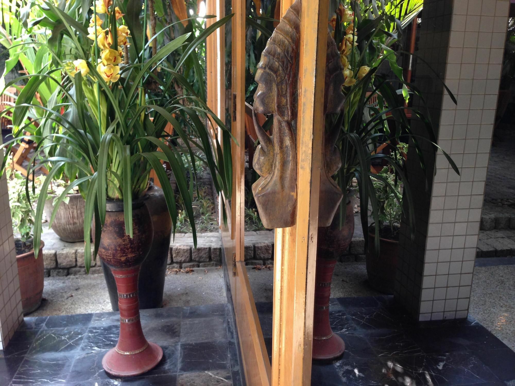 Classique Inn Yangon Exteriör bild